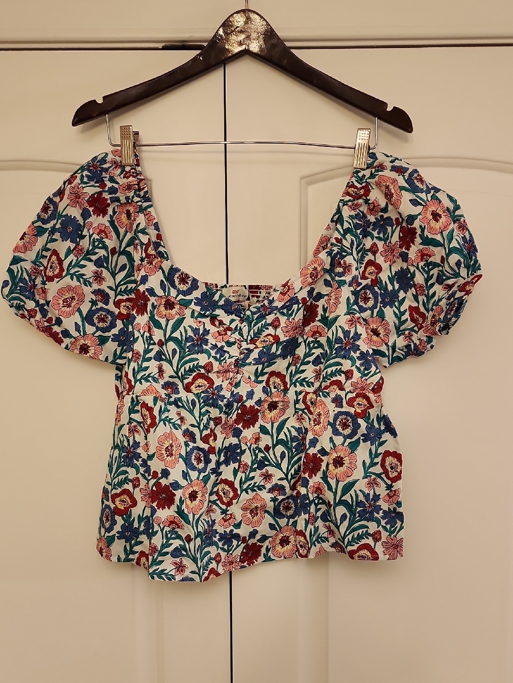 Vineyard Vines Floral Puff-Sleeve Crop Top in White, Blue & Red
